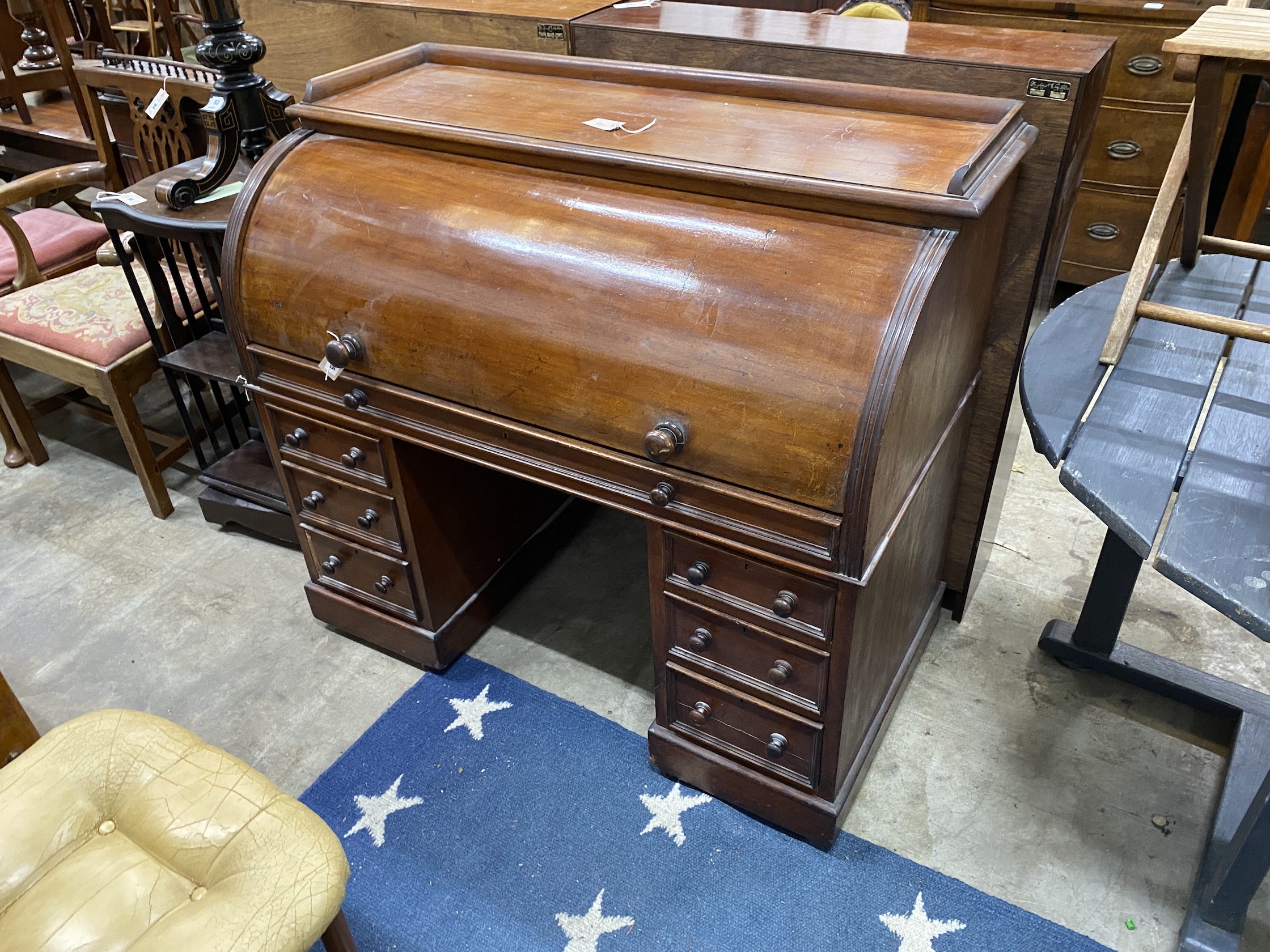 A Victorian mahogany cylinder bureau, width 120cm, depth 62cm, height 108cm